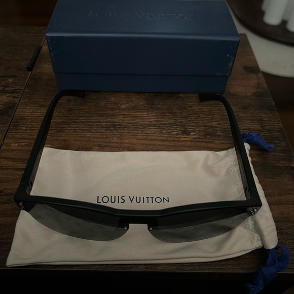 Louis Vuitton Sunglasses (never worn) - Picture 3 of 4